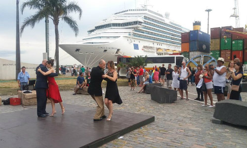 Bailarine de Tango bailando ante la presencia de cruceristas en el puerto