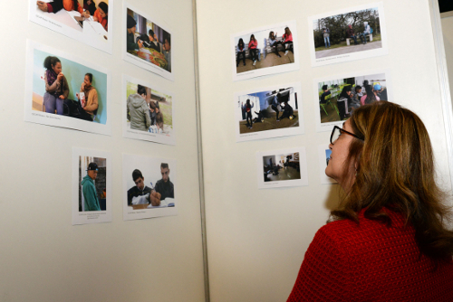 Directora de educación observando la muestra de fotografías