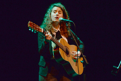 Florencia Núñez cantando