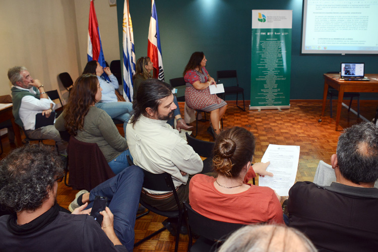 Personas mirando una presentación