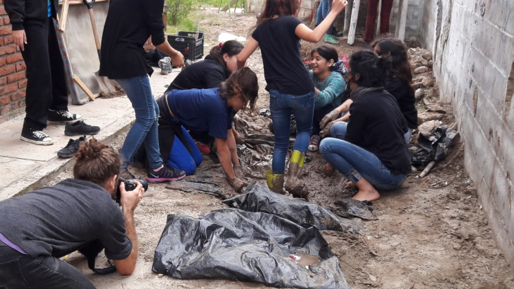 Jóvenes pisando barro