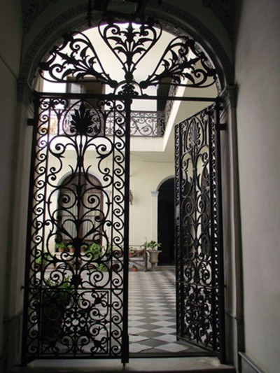 Puerta del patio de la Casa Giró