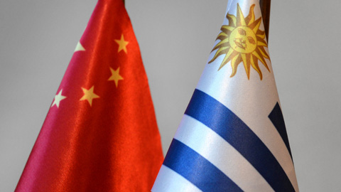 Banderas de China y Uruguay