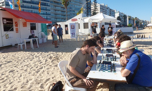 Personas jugando al ajedrez en la playa