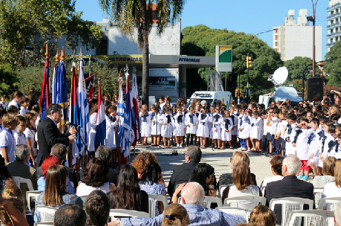 Acto en plazoleta José Pedro Varela, alumnos, autoridades, banderas.