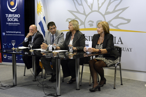 Autoridades en mesa durante la presentación de temporada 2015 de turismo social