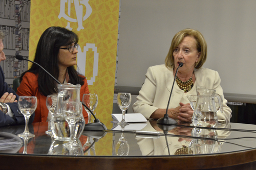 Ministra en alocución en mesa junto a Silvia Pérez.