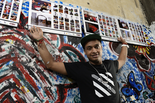 Mathías Silva mostrando las fotos que hicieron con Fábricas de Cultura